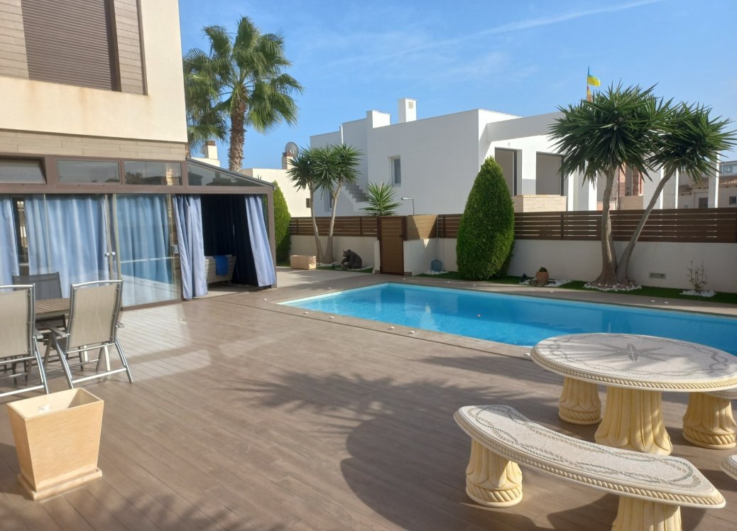 Bestaande bouw - Villa - Torrevieja - Aguas Nuevas